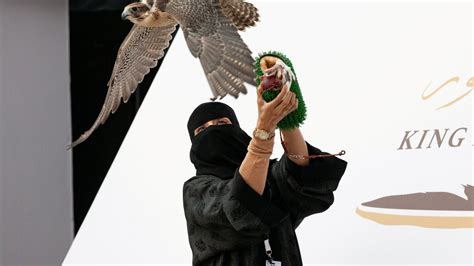 S­u­u­d­i­ ­A­r­a­b­i­s­t­a­n­’­d­a­ ­i­l­k­ ­k­e­z­ ­b­i­r­ ­k­a­d­ı­n­ ­d­o­ğ­a­n­c­ı­l­ı­k­ ­y­a­r­ı­ş­m­a­s­ı­n­a­ ­k­a­t­ı­l­d­ı­